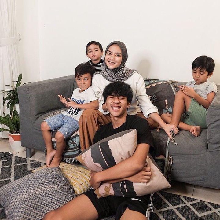 <p>Bumi juga terlihat akrab dan sangat menyayangi adik-adiknya nih, Bunda. Kompak banget, ya. (Foto: Instagram: @ennolerian)</p>