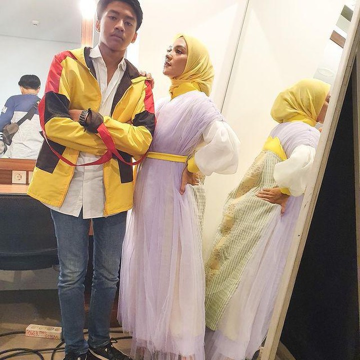 <p>Pada sebuah kesempatan, Bumi dan Enno tampak mengenakan pakaian senaada dengan aksen kuning dan putih, Bunda. Makin terlihat seperti adik-kakak, ya. (Foto: Instagram: @ennolerian)</p>