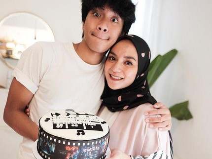 7 Potret Enno Lerian Bareng Putra Sulung, Akrab & Kompak Bak Teman Seumuran