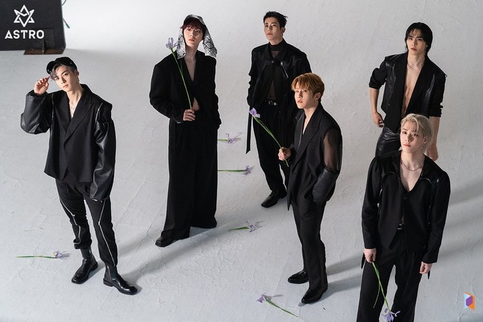 Foto full member. Karisma gantengnya kerasa banget, ya! / foto: naver.com