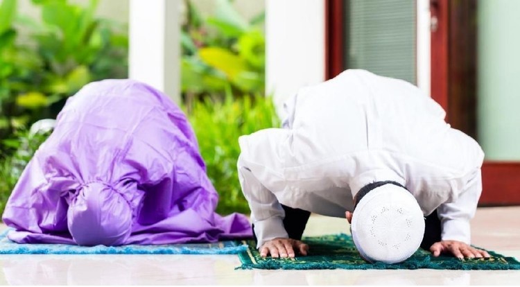 MERINGANKAN MAHAR HINGGA MENSYUKURI PEMBERIAN SUAMI Dalam hukum Islam, setelah terjadi akad nikah terdapat beberapa kewajiban istri dan suami yang perlu dipenuhi. Apa saja, ya?