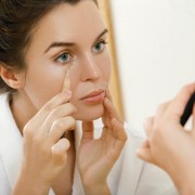 Pakai Concealer Kok Malah Abu-Abu? Ini Tipsnya!