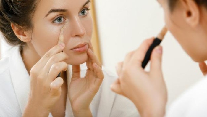Pakai Concealer Kok Malah Abu-Abu? Ini Tipsnya!