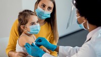 Viral Poster Vaksin COVID-19 pada Anak Bisa Bikin Stroke, Ini Faktanya Bunda