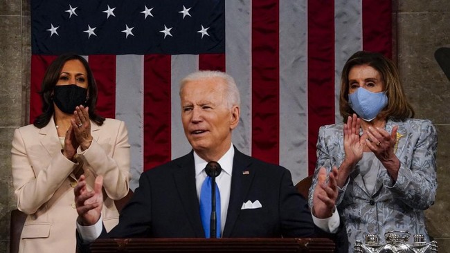 Kamala Harris dan Nancy Pelosi mencetak sejarah sebagai dua perempuan pertama yang bersama-sama memimpin rapat paripurna Kongres AS mendampingi presiden.
