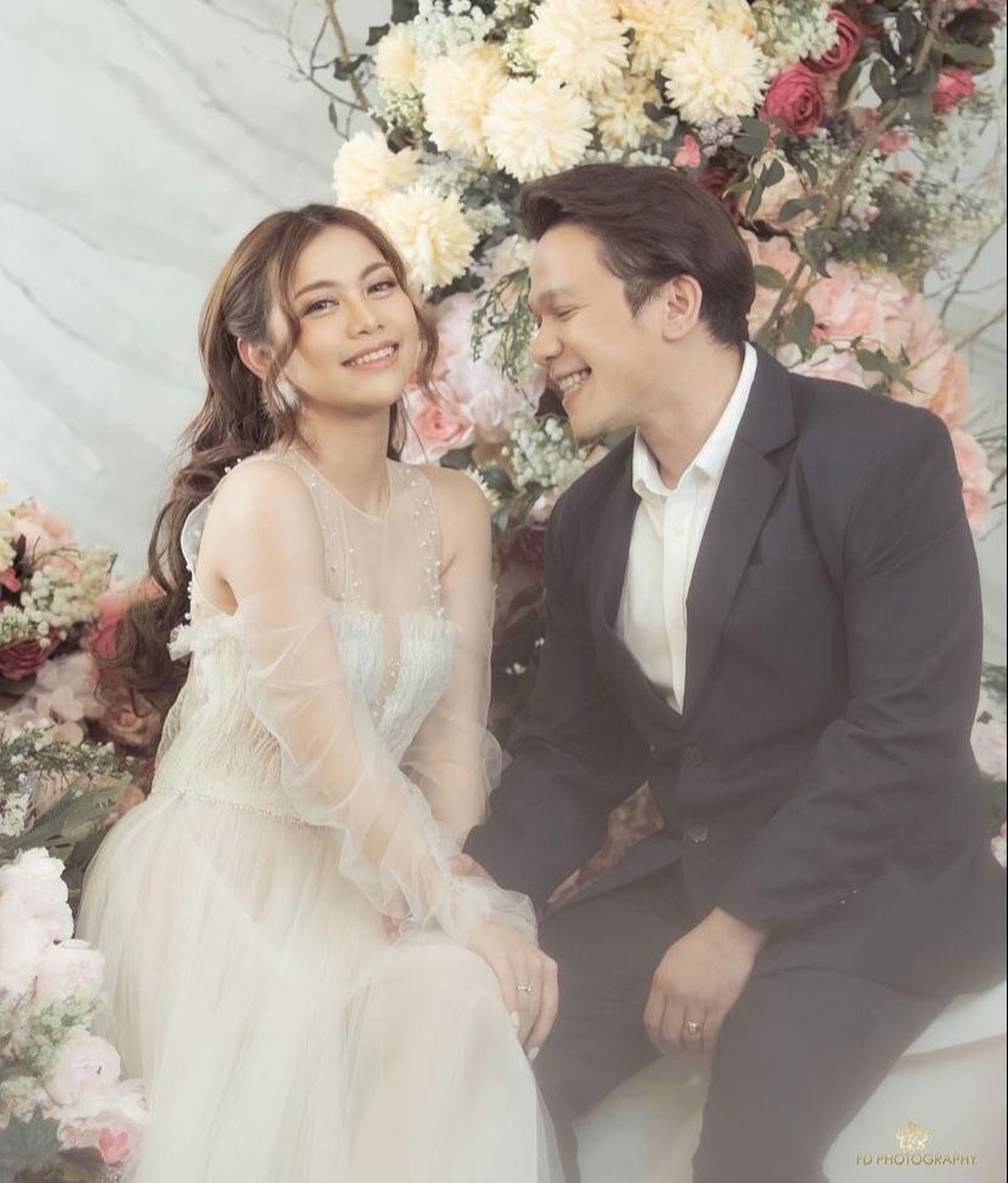 Hubungan Jordi Onsu dan Frislly Herlind menjadi perbincangan publik&period; Hal tersebut lantaran mereka di kabarkan menganut agama yang berbeda&period; Yuk kita intip keromantisan mereka&excl;