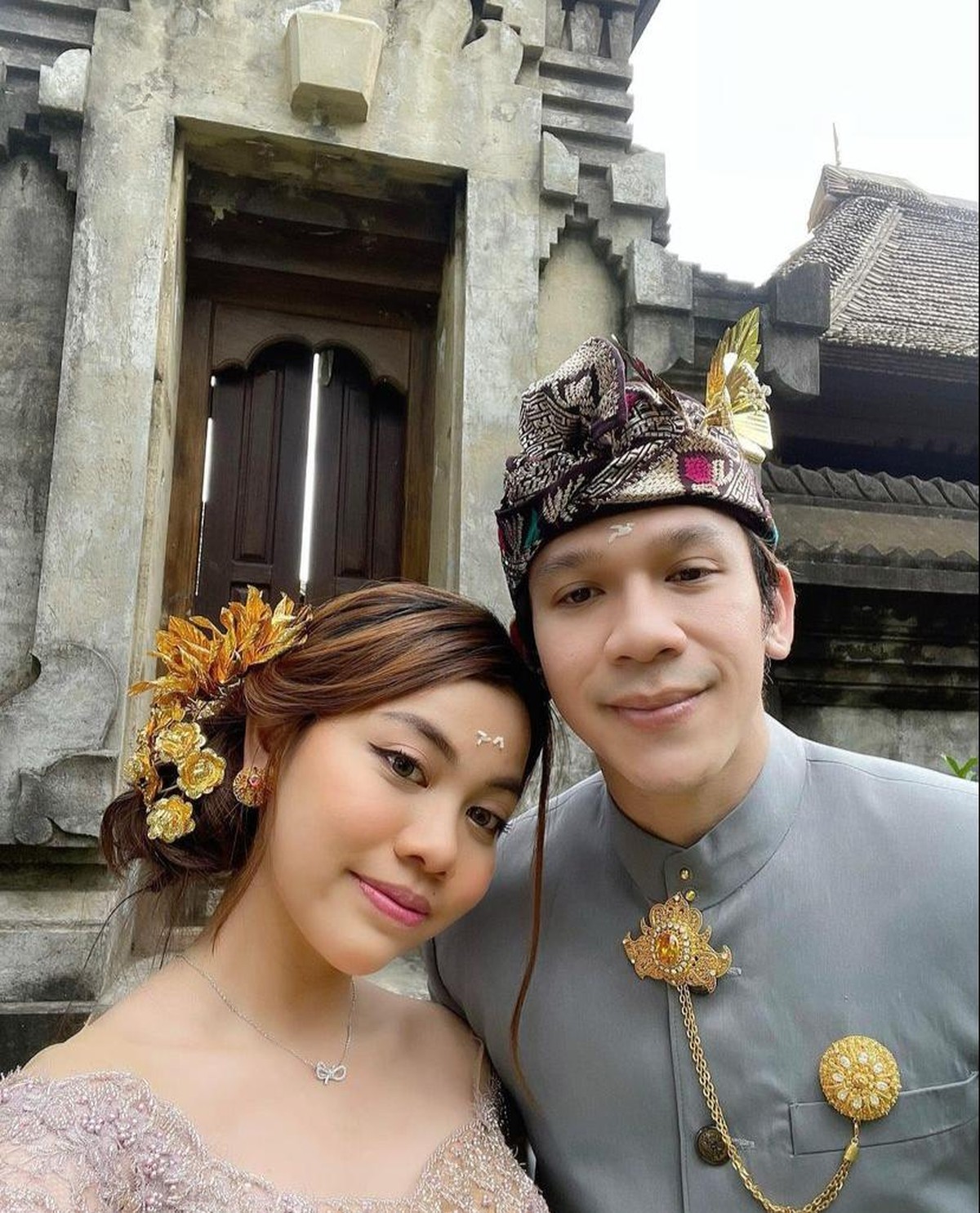 Hubungan Jordi Onsu dan Frislly Herlind menjadi perbincangan publik&period; Hal tersebut lantaran mereka di kabarkan menganut agama yang berbeda&period; Yuk kita intip keromantisan mereka&excl;