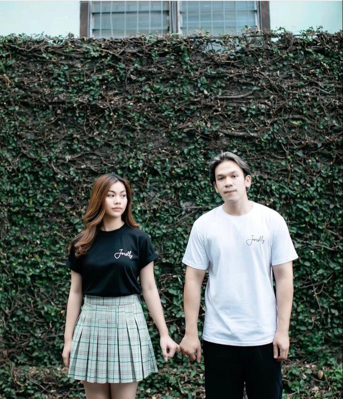 Hubungan Jordi Onsu dan Frislly Herlind menjadi perbincangan publik&period; Hal tersebut lantaran mereka di kabarkan menganut agama yang berbeda&period; Yuk kita intip keromantisan mereka&excl;