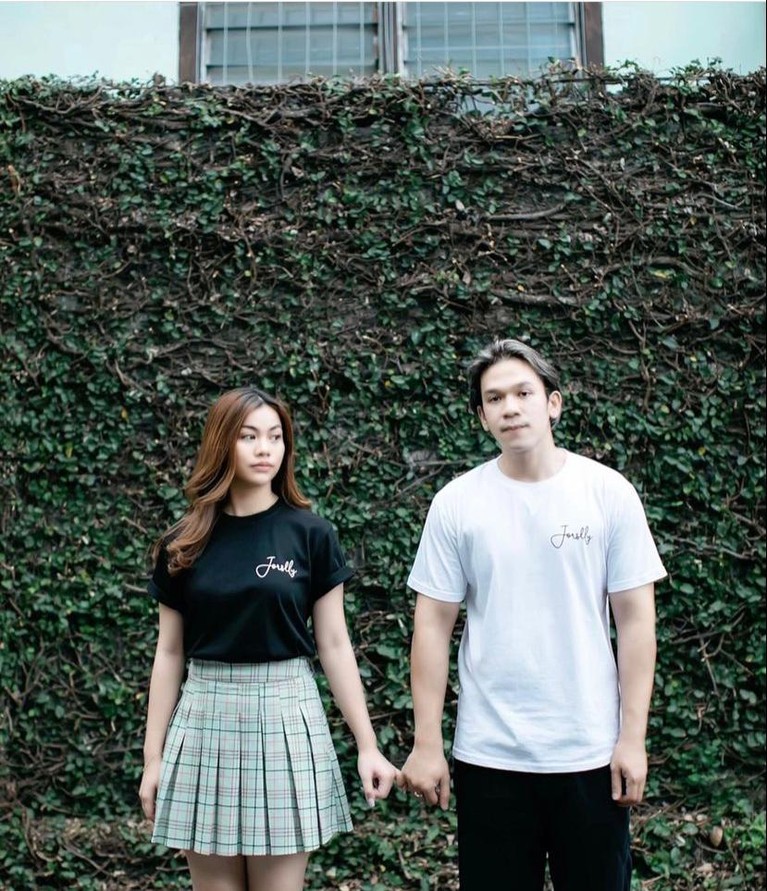 Jordi Onsu dan Frislly Herlind Hubungan Jordi Onsu dan Frislly Herlind menjadi perbincangan publik. Hal tersebut lantaran mereka di kabarkan menganut agama yang berbeda. Yuk kita intip keromantisan mereka!
