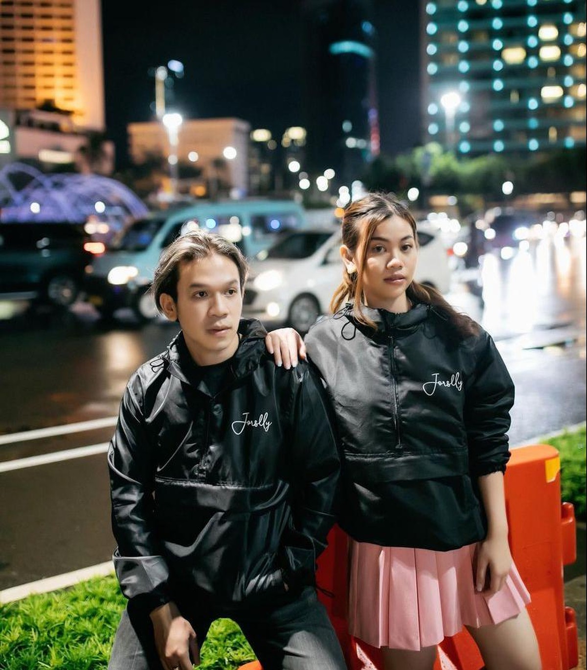 Hubungan Jordi Onsu dan Frislly Herlind menjadi perbincangan publik&period; Hal tersebut lantaran mereka di kabarkan menganut agama yang berbeda&period; Yuk kita intip keromantisan mereka&excl;