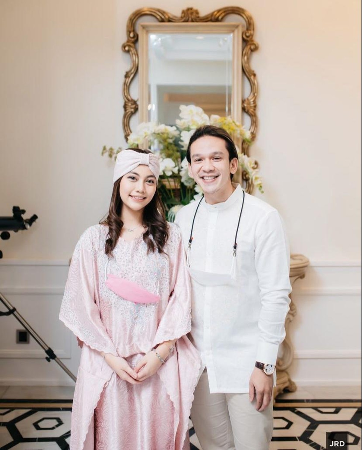 Hubungan Jordi Onsu dan Frislly Herlind menjadi perbincangan publik&period; Hal tersebut lantaran mereka di kabarkan menganut agama yang berbeda&period; Yuk kita intip keromantisan mereka&excl;