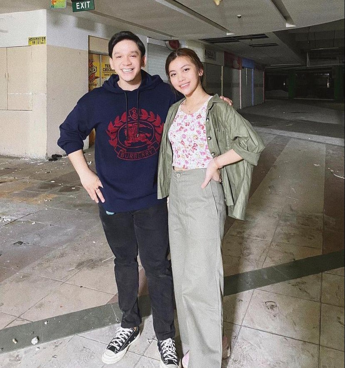 Hubungan Jordi Onsu dan Frislly Herlind menjadi perbincangan publik&period; Hal tersebut lantaran mereka di kabarkan menganut agama yang berbeda&period; Yuk kita intip keromantisan mereka&excl;