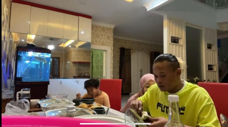 Momen Manja Nathalie kepada Sule Momen Manja Nathalie kepada Sule