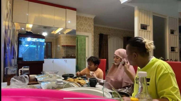 Momen Manja Nathalie kepada Sule Momen Manja Nathalie kepada Sule
