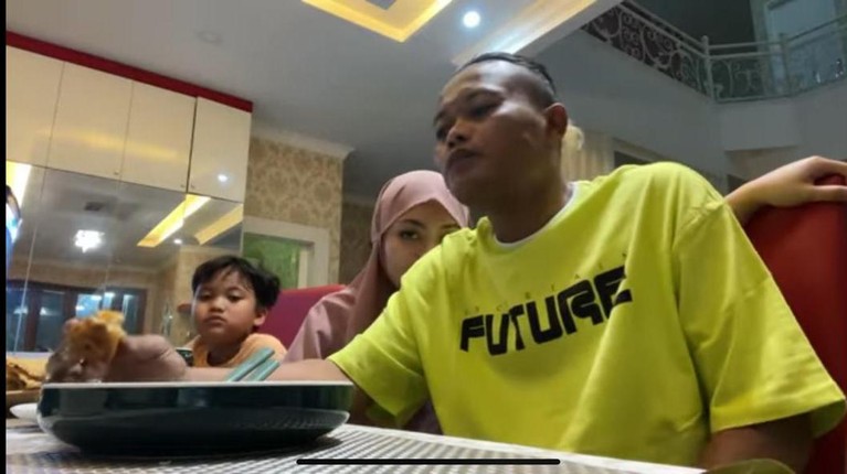 Momen Manja Nathalie kepada Sule Momen Manja Nathalie kepada Sule