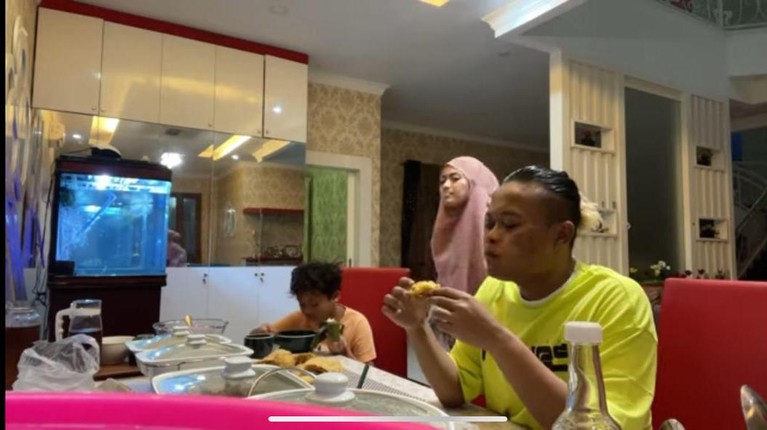 Momen Manja Nathalie kepada Sule Momen Manja Nathalie kepada Sule