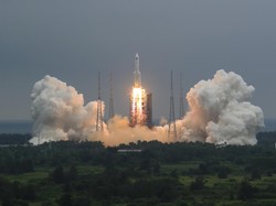 Roket Raksasa China Akan Jatuh Bebas ke Bumi Akhir Pekan Ini
