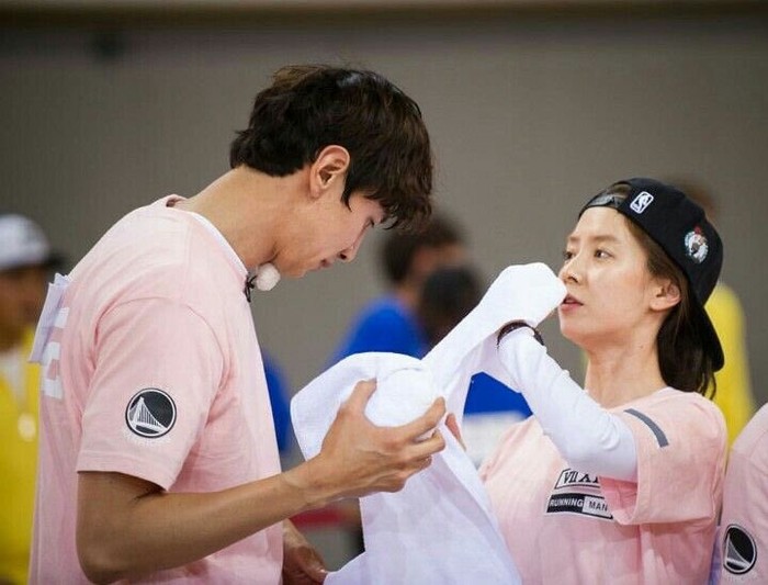 Namun dibalik semua pertengkaran sebenarnya Kwang Soo dan Jihyo saling peduli satu sama lain. Keduanya kerap menunjukkan sikap perhatian lewat tindakan manis di setiap episode Running Man. (Foto: Twitter.com/ ikapotaa)