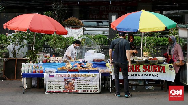 Hari ini jadwal berbuka puasa untuk wilayah DKI Jakarta yakni 17.49 WIB. Sementara di Kota Bandung, Jawa Barat, azan maghrib akan berkumandang pukul 17.49 WIB.