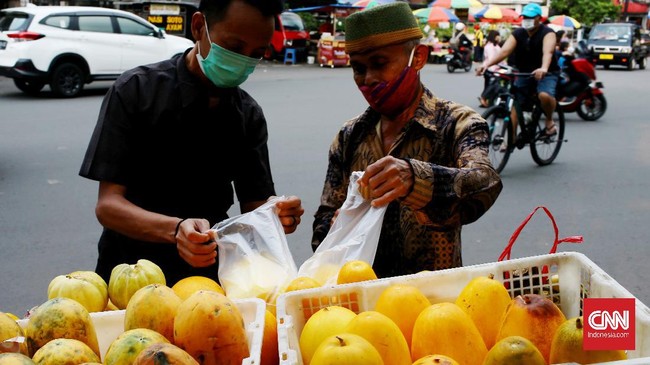 Jadwal berbuka puasa untuk wilayah DKI Jakarta masuk pada pukul 17.49 WIB. Sementara di Kota Bandung, azan magrib akan berkumandang pukul 17.49 WIB.