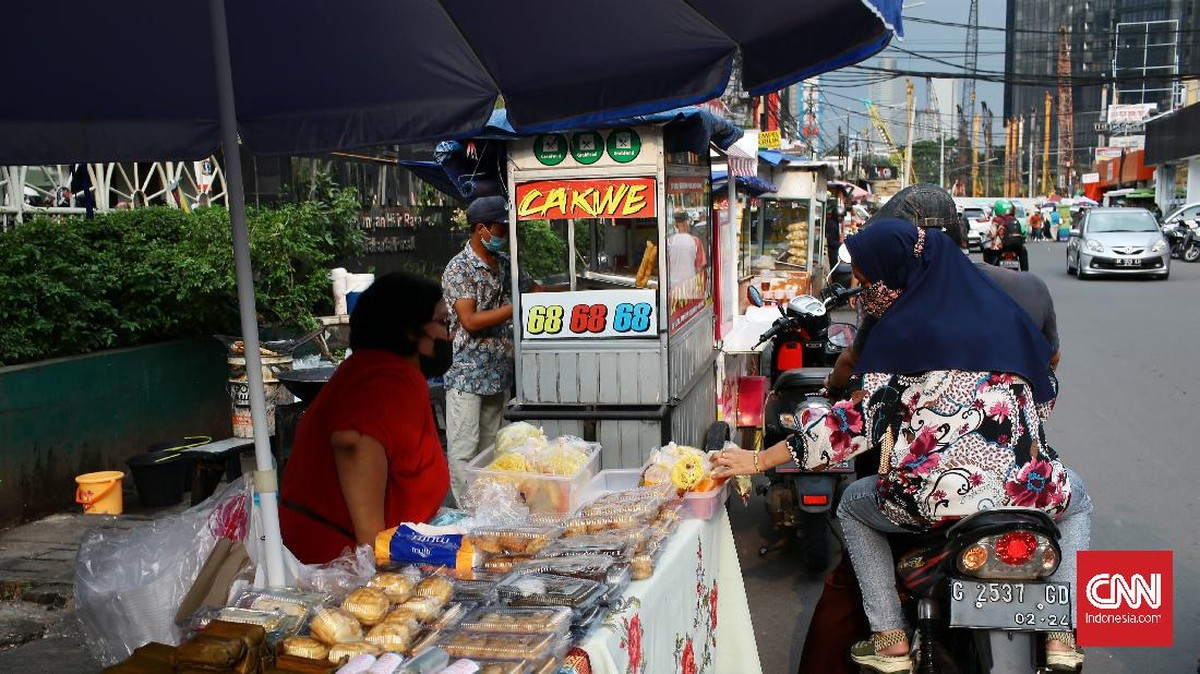 FOTO: Pedagang Takjil Sepi Pembeli Gara-gara Pandemi
