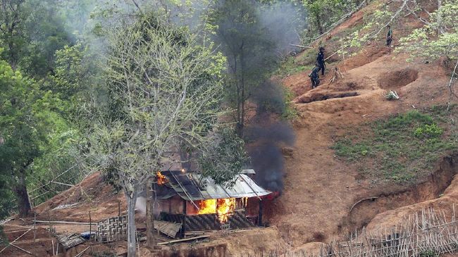 Junta militer Myanmar disebut keteteran menghadapi perang gerilya yang dilakukan milisi negara itu.