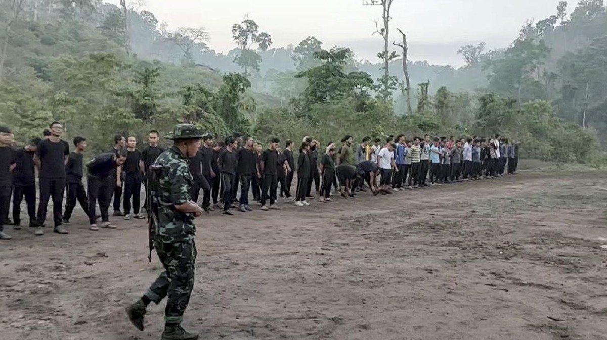 FOTO: Demonstran Myanmar Rapatkan Barisan dengan Milisi Etnis