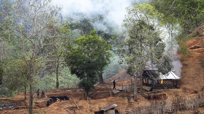 Tentara Myanmar menyerang pemukiman warga di wilayah barat laut kota Mindat pada Sabtu (15/5) untuk memburu kelompok militan lokal penentang pemerintah.