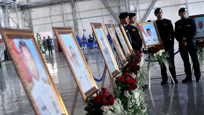 Panglima TNI Hadi Tjahjanto menyerahkan rumah kepada keluarga awak KRI Nanggala-402 di wilayah Sidoarjo, Jawa Timur.
