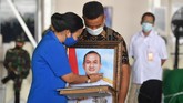 FOTO: Penghormatan Terakhir Bagi 53 Prajurit KRI Nanggala-402 Negara menganugerahkan penghormatan terakhir sekaligus kenaikan pangkat luar biasa bagi 53 prajurit yang gugur bersama karamnya kapal selam KRI Nanggala-402.