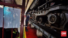 FOTO: Menengok Perawatan Lokomotif di Depo KA Cipinang