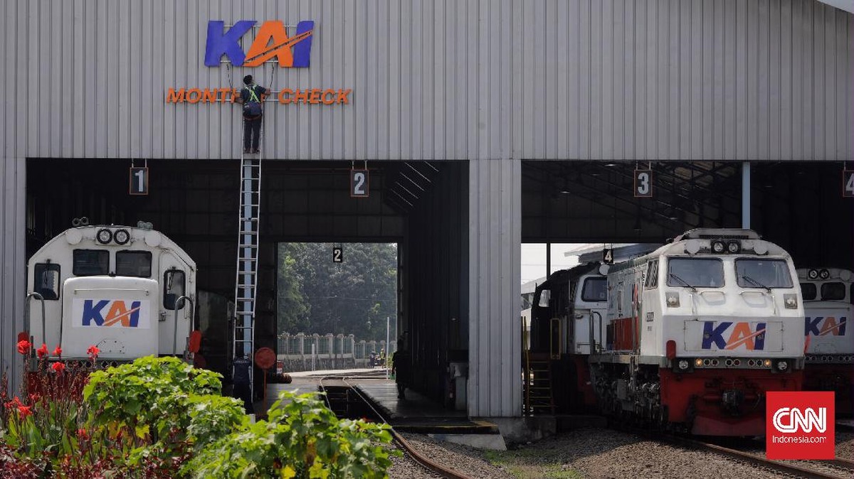 FOTO: Menengok Perawatan Lokomotif di Depo KA Cipinang
