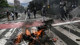 FOTO: Amuk Rakyat Kolombia Tolak RUU Reformasi Pajak Ribuan penduduk Kolombia berdemo di Ibu Kota Bogota memprotes rancangan undang-undang reformasi pajak.