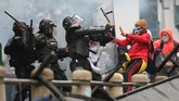 FOTO: Amuk Rakyat Kolombia Tolak RUU Reformasi Pajak Ribuan penduduk Kolombia berdemo di Ibu Kota Bogota memprotes rancangan undang-undang reformasi pajak.