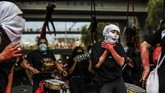 FOTO: Amuk Rakyat Kolombia Tolak RUU Reformasi Pajak Ribuan penduduk Kolombia berdemo di Ibu Kota Bogota memprotes rancangan undang-undang reformasi pajak.