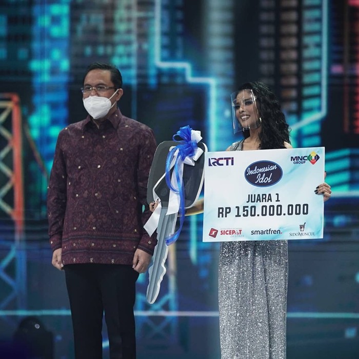 Rimar berhasil menjadi pemenang Indonesian Idol season ini dan membawa pulang hadiah berupa uang senilai Rp. 150 juta rupiah dan satu unit mobil. (Foto: Instagram.com/indonesianidolid)