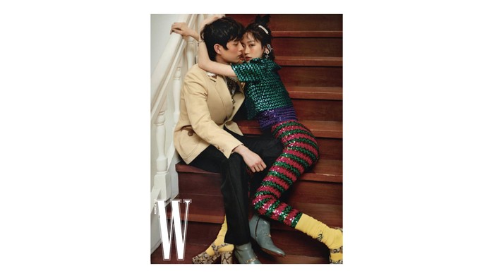 Sstt, katanya banyak fans yang baper sama chemistry mereka berdua gara-gara foto ini, loh! / foto: wkorea.com