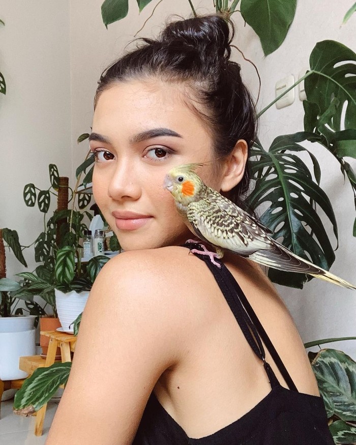 Nama Angela Gilsa belakangan ini menjadi buah bibir masyarakat perihal status agamanya. Ia mengaku tidak memeluk agama apapun tapi mempercayai adanya Tuhan. (Foto: instagram.com/angelagilsha/)