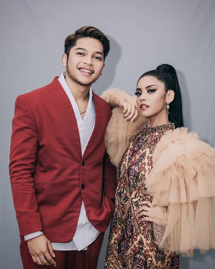 Tak lupa Rimar juga membagikan momen kebersamaannya di backstage bersama Mark, 1st Runner Up Indonesian Idol. (Foto: Instagram.com/rimar1111)