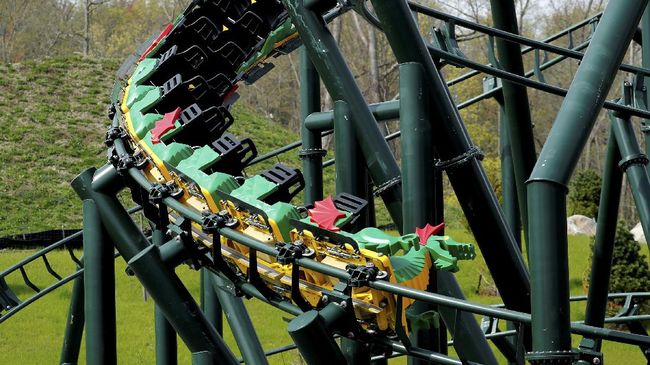 Roller coaster tiba-tiba berhenti mendadak di ketinggian 55 meter. Penyebab insiden macet mendadak diduga karena persoalan pengaktifan sensor keamanannya.
