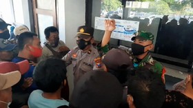 VIDEO: Ratusan Pemudik Antre Berdesakan Di Pelabuhan Jangkar
