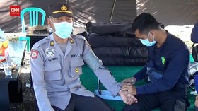 VIDEO: Petugas Evakuasi KRI Nanggala 402 Periksa Kesehatan