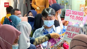 VIDEO: Buru Baju Lebaran, Warga Padati Pasar Tanah Abang