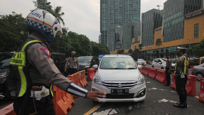 Larangan mudik lebaran 2021 mulai resmi berlaku kini, Kamis (6/5) pukul 00.00 WIB, berupa penutupan sejumlah jalan, bandara, hingga kereta bagi warga umum.
