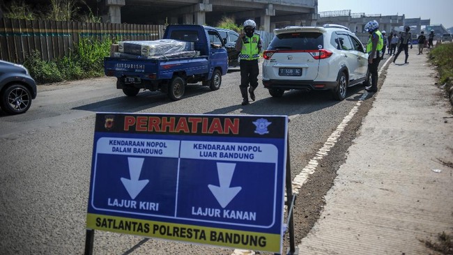 Terkait larangan mudik, Gubernur Jabar mengingatkan kejadian tahun lalu di mana seorang tua yang meninggal terpapar Covid usai didatangi pemudik dari Jakarta.