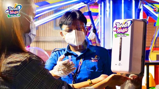 Untuk memastikan keamanan pengunjung, Trans Studio Cibubur menyiapkan protokol kesehatan guna mencegah penularan corona selama berekreasi.