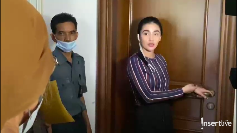 Tsania Marwa Tsania Marwa saat menjemput anak-anaknya yang mengunci diri di kamar