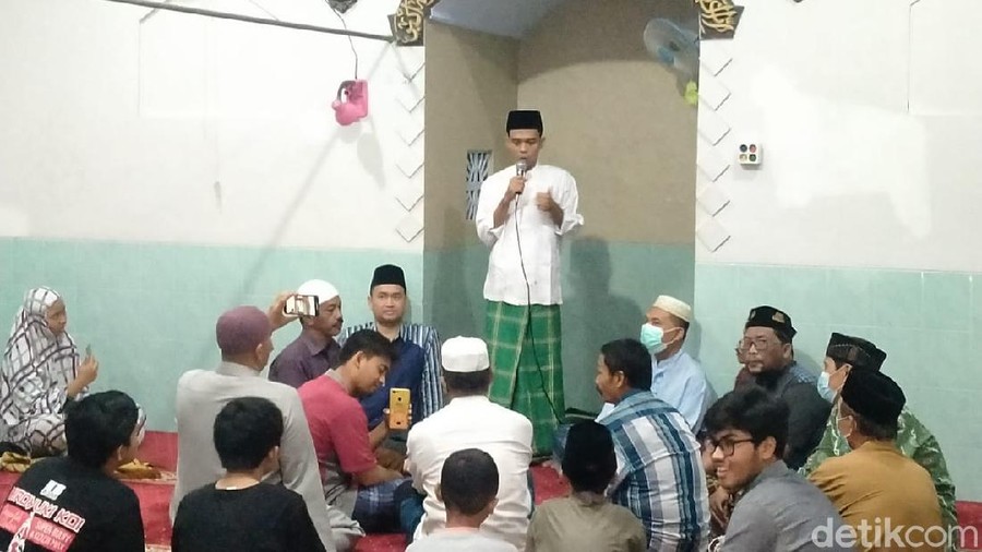 ustaz abdul somad jadi imam salat tarawih