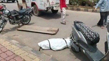 img-title Viral Jenazah Korban Covid-19 Terlempar ke Jalan Gegara Ambulans Ngebut