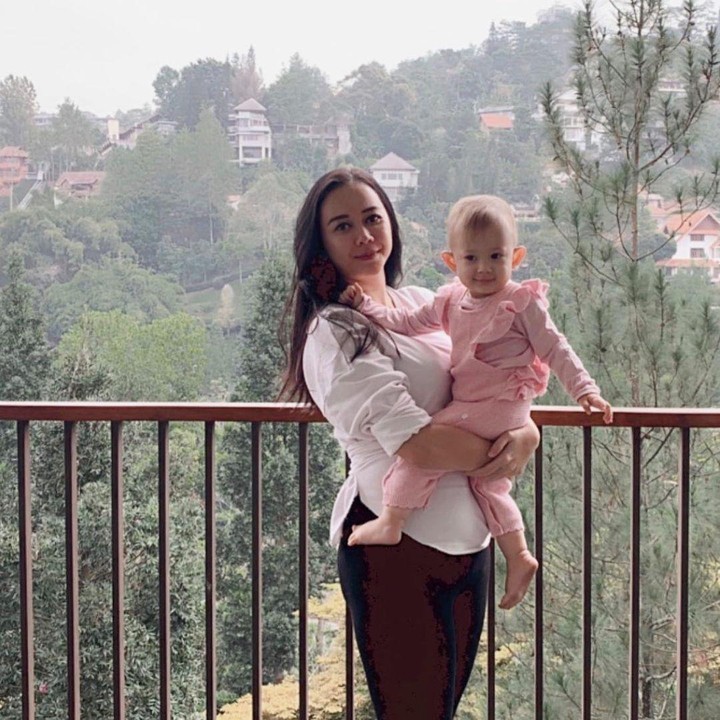 <p>Aura Kasih gemar mengunggah potretnya ketika sedang momong anak. Kini resmi melajang, mantan istri Eryck Amaral ini lebih banyak menghabiskan waktu bersama Arabella. (Foto: Instagram @aurakasih)</p>